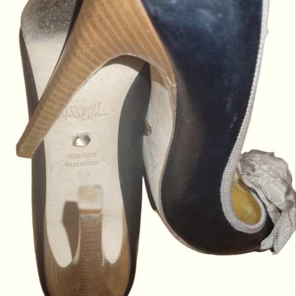 Jerome C. Rousseau Black/Cream Lining Cream Rose Applique Stiletto Heels Sz 39 - Picture 7 of 9